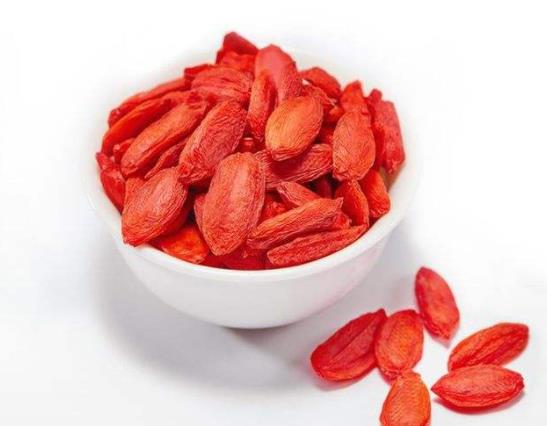 枸杞泡水脱色正常吗?枸杞越晒越粘怎么办