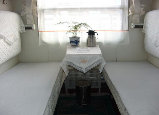 火车软卧四个人能买到一个包间吗?情侣买两张软卧可以睡一起吗