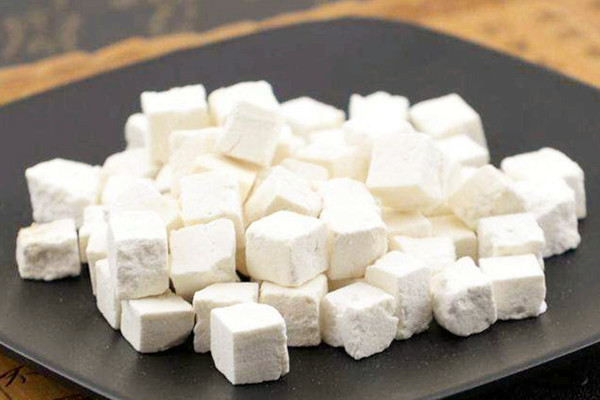 茯苓泡水可以天天喝吗 茯苓泡水喝可以抗肿瘤吗 茯苓泡水可以天天喝吗 茯苓泡水喝可以抗肿瘤吗