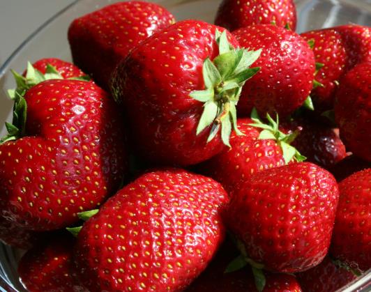 草莓表面粘粘的是喷的什么吗?草莓有香味是不是坏了