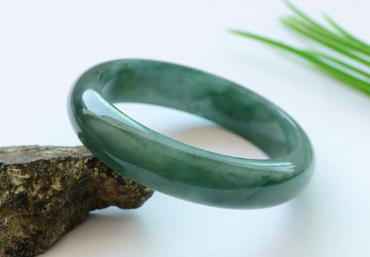 怎么看翡翠有没有酸洗注胶?注胶染色翡翠的鉴别方法