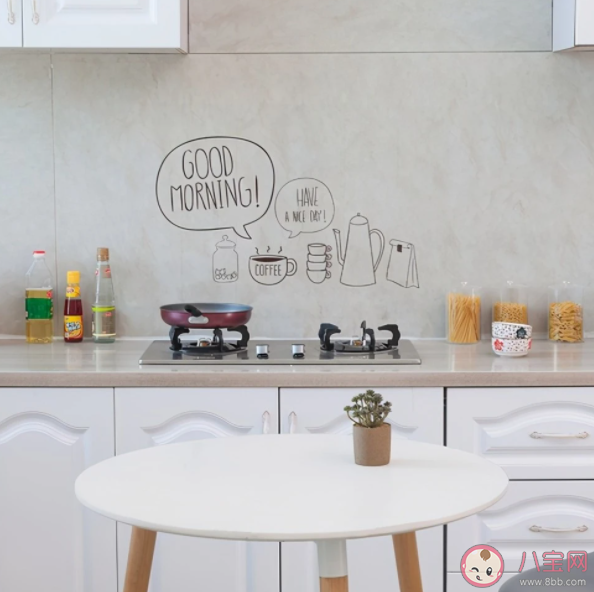 白墙脏了怎么办 家里白墙脏了用自喷漆可以喷吗 白墙脏了怎么办 家里白墙脏了用自喷漆可以喷吗