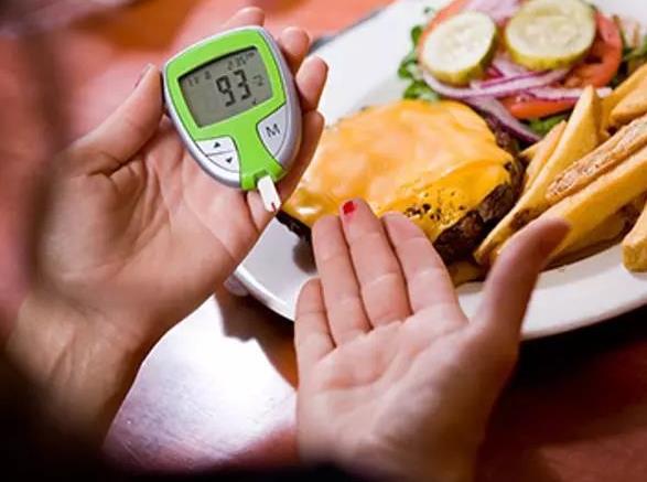 哪些因素会引起低血糖?血糖的正常值是多少?